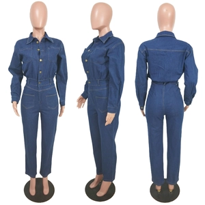 Combinaison en jean bleu foncé ajustée à manches longues avec boutons dorés et poches