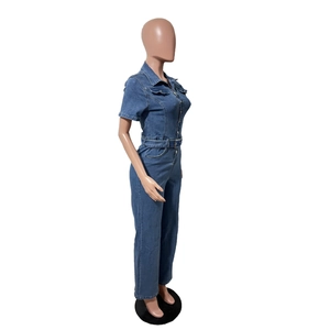 Seitenansicht eines dunkelblauen Denim-Jumpsuits mit kurzen Ärmeln und Taillengürtel