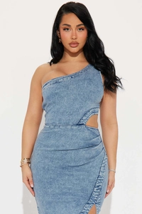 Détail de la robe en jean délavé bleu clair avec épaule dénudée et découpe taille