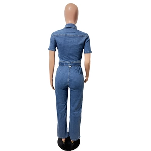 Detaillierte Rückansicht eines dunkelblauen Denim-Jumpsuits mit kurzen Ärmeln