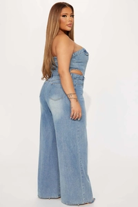 Seitenansicht des hellblauen trägerlosen Denim-Jumpsuits mit Seitenausschnitt und weitem Bein