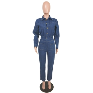 Détail de la combinaison en jean slim avec fermeture à boutons et poches poitrine