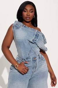 Détail du combishort en jean bleu clair avec décolleté asymétrique à une épaule unique