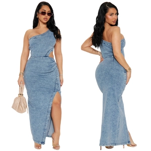 Robe longue en jean à une épaule avec découpe à la taille et fente haute devant