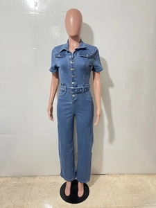 Detailansicht eines blauen Denim-Jumpsuits mit klassischem Reverskragen und Brusttaschen