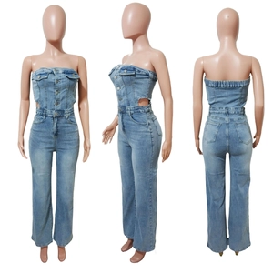 Dreiseitige Ansicht eines hellblauen trägerlosen Denim-Jumpsuits mit seitlichen Cut-Outs