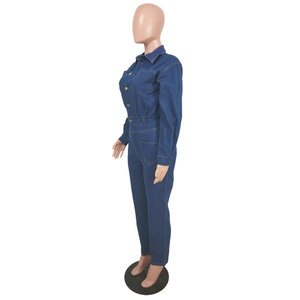 Vue latérale d'une combinaison en jean bleu foncé avec boutons dorés et taille ajustée