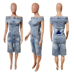 Détail du combishort en jean bleu clair bustier avec ourlet effiloché et fermeture éclair