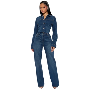 Ensemble en jean bleu foncé ajusté avec chemise à manches longues et pantalon évasé