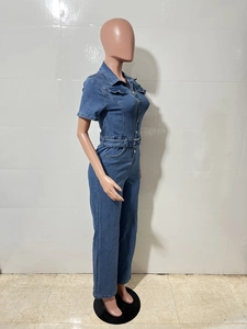Detailansicht eines kurzärmeligen Denim-Jumpsuits mit Frontknöpfen und Taillengürtel