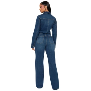Combinaison en jean bleu foncé à manches longues coupe ajustée avec pantalon évasé