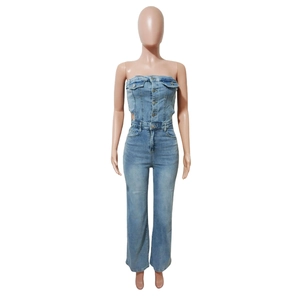 Detailansicht hellblauer Denim-Jumpsuit mit Metallknöpfen und hohem Taillenschnitt