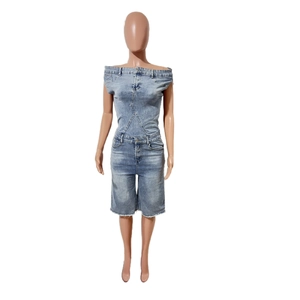Détail de cette combinaison en jean bustier avec coutures et ourlet effiloché