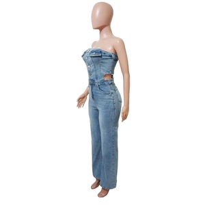 Details des hellblauen trägerlosen Denim-Jumpsuits mit Knöpfen und Seitenausschnitten