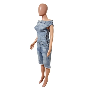 Vue détaillée d'une combinaison en jean bustier avec fermeture éclair latérale et poches