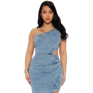 Robe en jean bleu clair à une épaule, coupe ajustée avec découpe latérale et ourlet asymétrique
