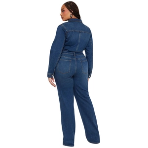 Vue arrière d'une combinaison en jean bleu foncé montrant les poches et les coutures