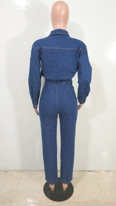 Vue arrière d'une combinaison en jean bleu foncé ajustée avec taille cintrée et manches longues
