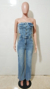 Vorderansicht eines trägerlosen Denim-Jumpsuits mit Metallknöpfen und Brusttaschen