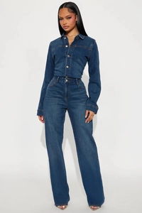 Détail de l'ensemble en jean bleu foncé avec chemise manches longues et pantalon évasé
