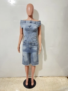 Détail de la combinaison en jean bustier avec taille repliée et bords francs