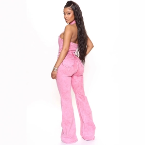 Tuta denim rosa con allacciatura al collo, schiena scoperta e pantaloni svasati