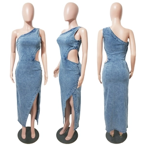Vue détaillée du col asymétrique et de la découpe à la taille sur robe en jean