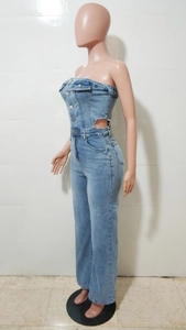 Seitenansicht des trägerlosen Jeans-Jumpsuits mit Seitenausschnitten und geradem Bein