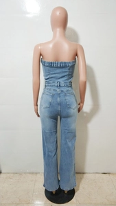 Detailansicht der Rückseite des hellblauen trägerlosen Denim-Jumpsuits mit Taschen