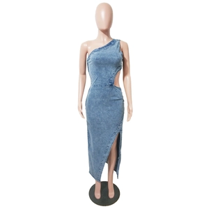 Détail de la robe en jean bleu clair avec épaule asymétrique et découpe à la taille