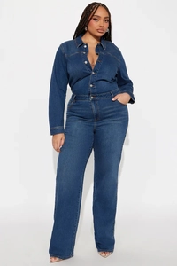 Détail de la combinaison en jean bleu foncé ajustée avec boutons argentés et taille haute