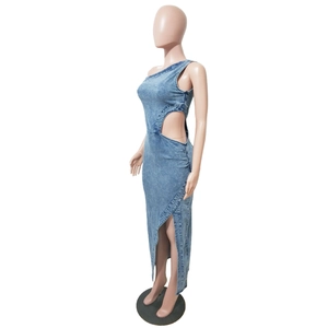 Détail de la taille évidée et fente latérale sur cette robe longue en jean à une épaule