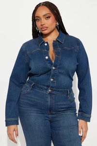 Vue détaillée de la combinaison en jean bleu foncé avec boutons métalliques