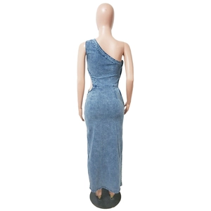 Détail d'une robe longue en jean bleu clair montrant la découpe latérale et le dos nu