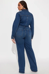 Vue détaillée du dos de la combinaison en jean bleu foncé avec coutures et poches