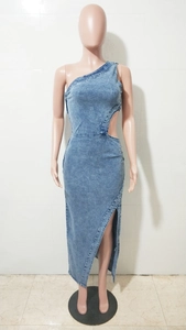 Détail d'une robe en jean bleu clair à une épaule avec découpe et fente latérale