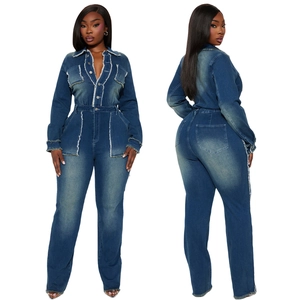 Détails de la combinaison en jean ajustée avec bords effilochés et texture denim délavé