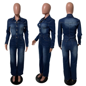 Vue en trois angles d'une combinaison en jean bleu foncé délavé avec jambes évasées