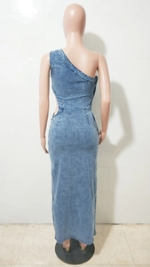 Détail d'une robe en jean ajustée montrant l'épaule dénudée et la découpe dans le dos