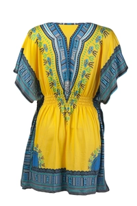 Détail de l'imprimé ethnique Dashiki sur robe jaune à col en V et taille élastique