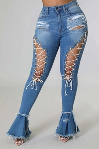 Detailansicht der hellblauen Schlagjeans mit Rissen und Schnürdesign mit Metallösen