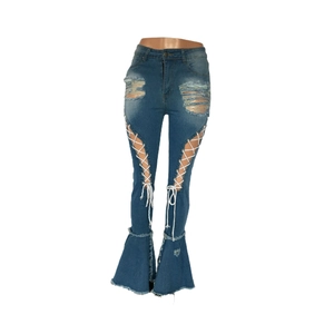 Detailansicht der Schlagjeans mit seitlicher Schnürung und Used-Look an den Knien