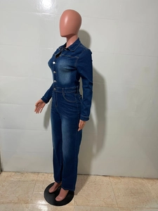 Détail de la vue arrière de la combinaison en jean bleu délavé coupe ajustée et évasée