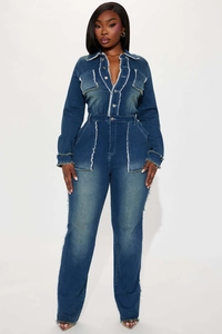 Détail d'une combinaison en jean ajustée avec ourlets effilochés et texture délavée