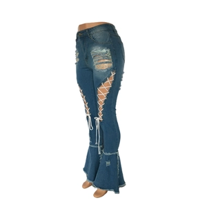 Detail der Schlagjeans mit seitlicher Schnürung und ausgefranstem Saum in Denimblau