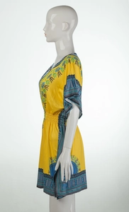 Détail du col en V et de l'imprimé ethnique sur une robe jaune à taille élastique