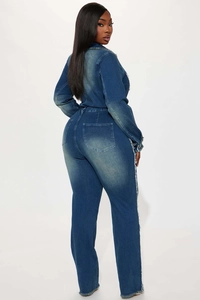 Détail de la combinaison en jean slim avec bords effilochés et poches arrière