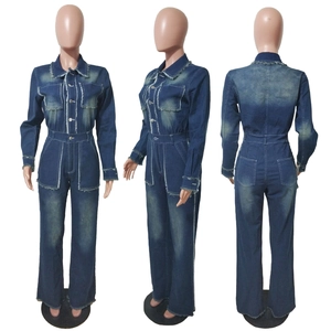 Vue en trois angles d'une combinaison en denim bleu foncé avec bords effilochés et délavage