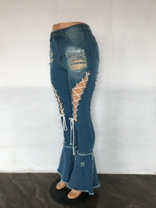 Detailansicht der blauen Schlagjeans mit seitlicher Schnürung und Used-Look-Effekten