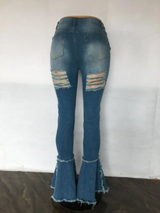 Rückansicht blauer Schlagjeans mit rechteckigen Distressed-Cutouts und Fransenrand